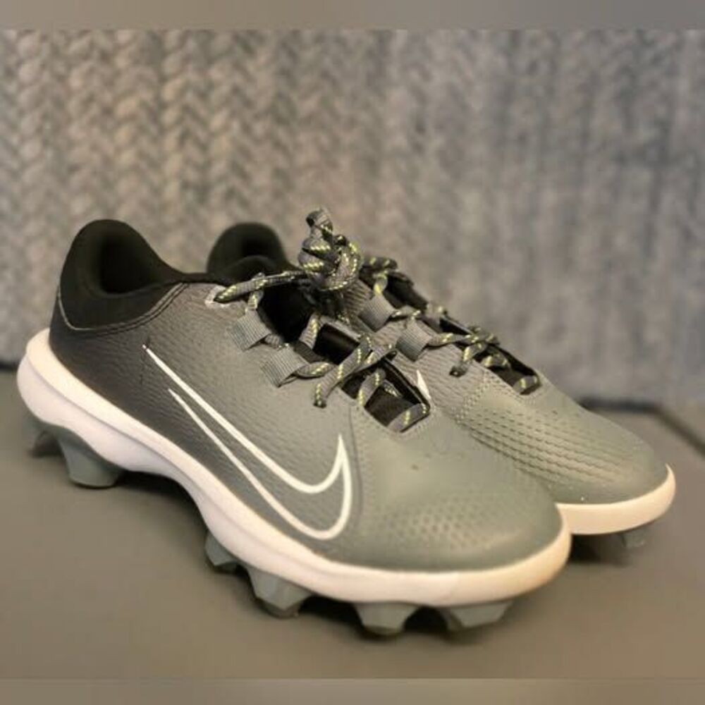Nike Women's Gray Athletic Cleats- size 7.5
